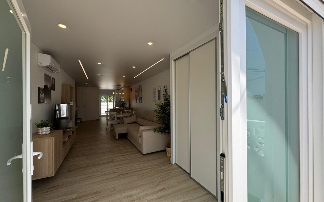 Таунхаус с террасами и бассейном в Коста Бланка 75 кв.м