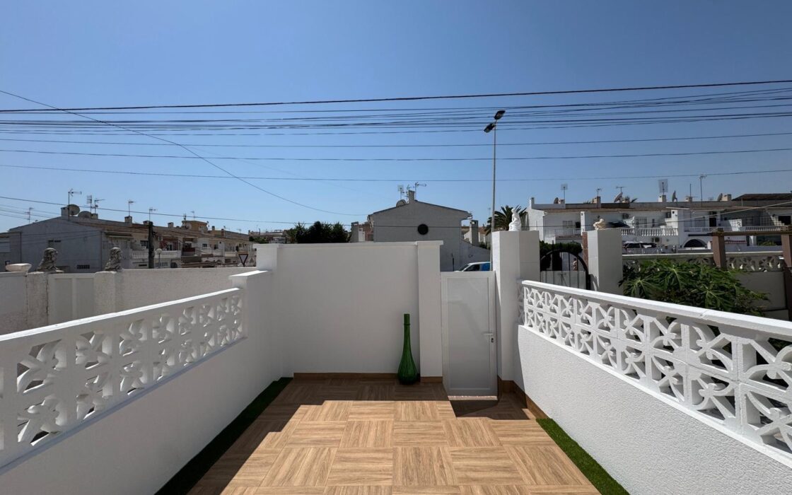 Таунхаус с террасами и бассейном в Коста Бланка 75 кв.м