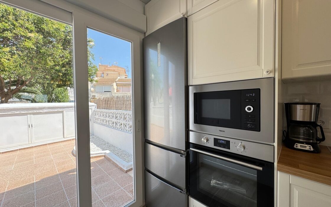 Таунхаус с террасами и бассейном в Коста Бланка 75 кв.м