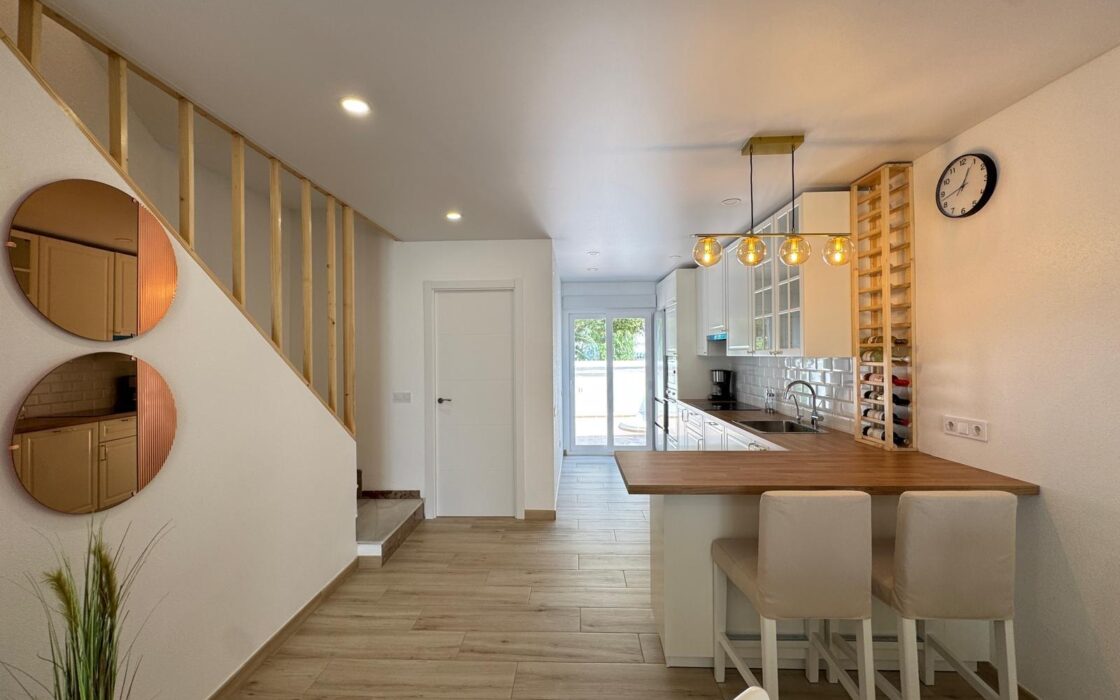 Таунхаус с террасами и бассейном в Коста Бланка 75 кв.м