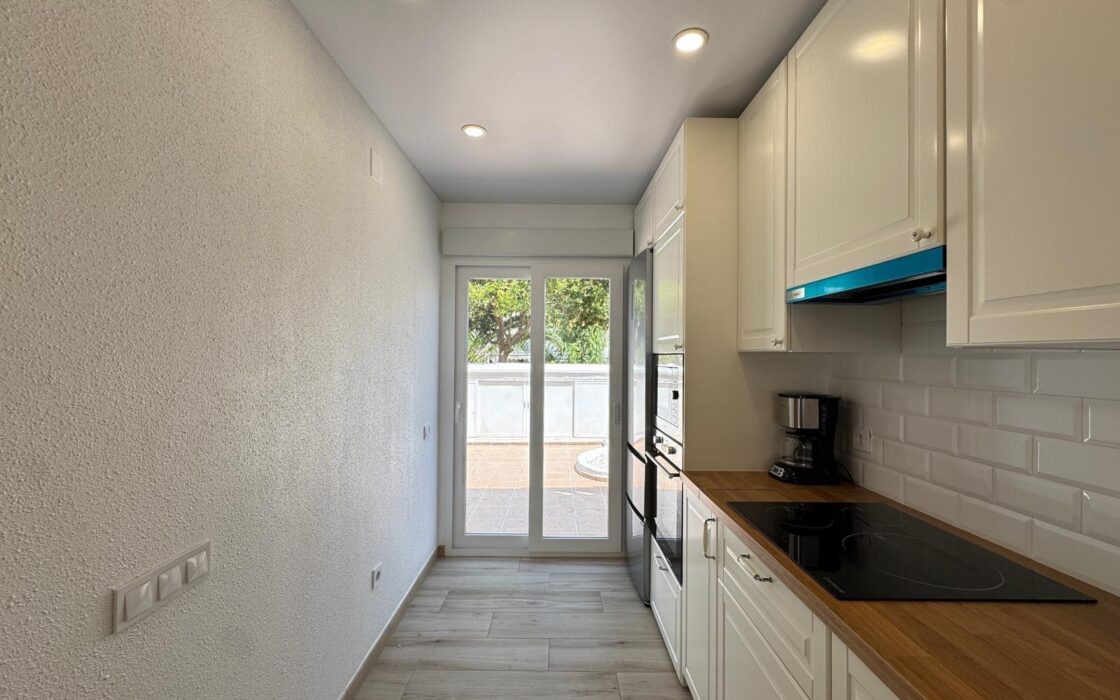 Таунхаус с террасами и бассейном в Коста Бланка 75 кв.м