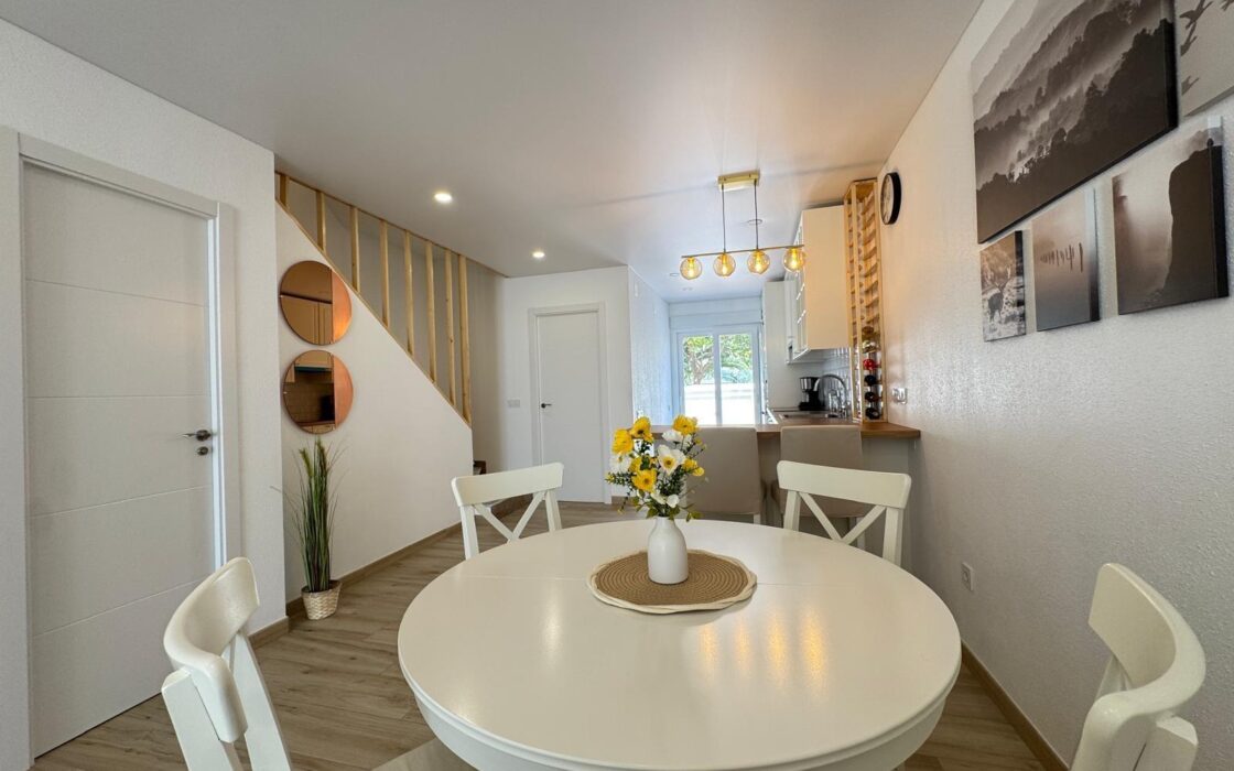 Таунхаус с террасами и бассейном в Коста Бланка 75 кв.м