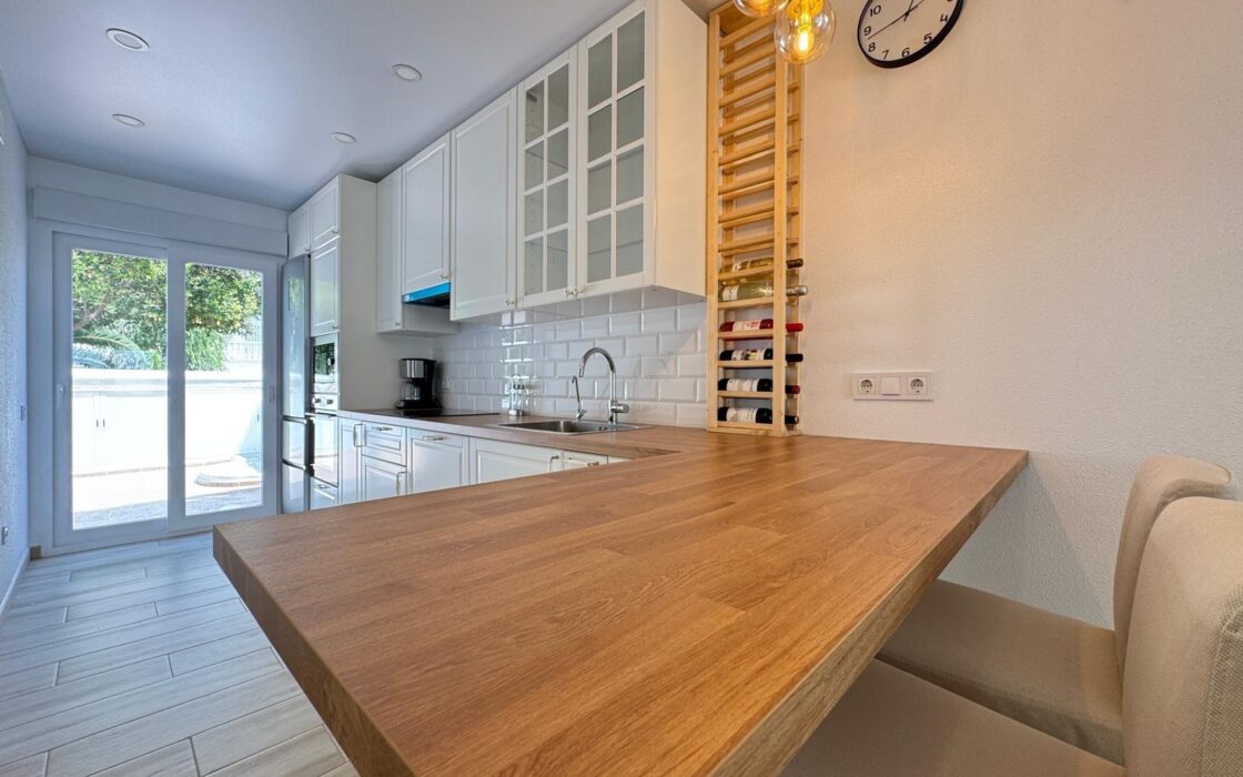 Таунхаус с террасами и бассейном в Коста Бланка 75 кв.м