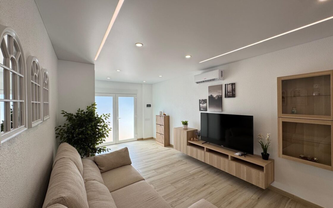 Таунхаус с террасами и бассейном в Коста Бланка 75 кв.м