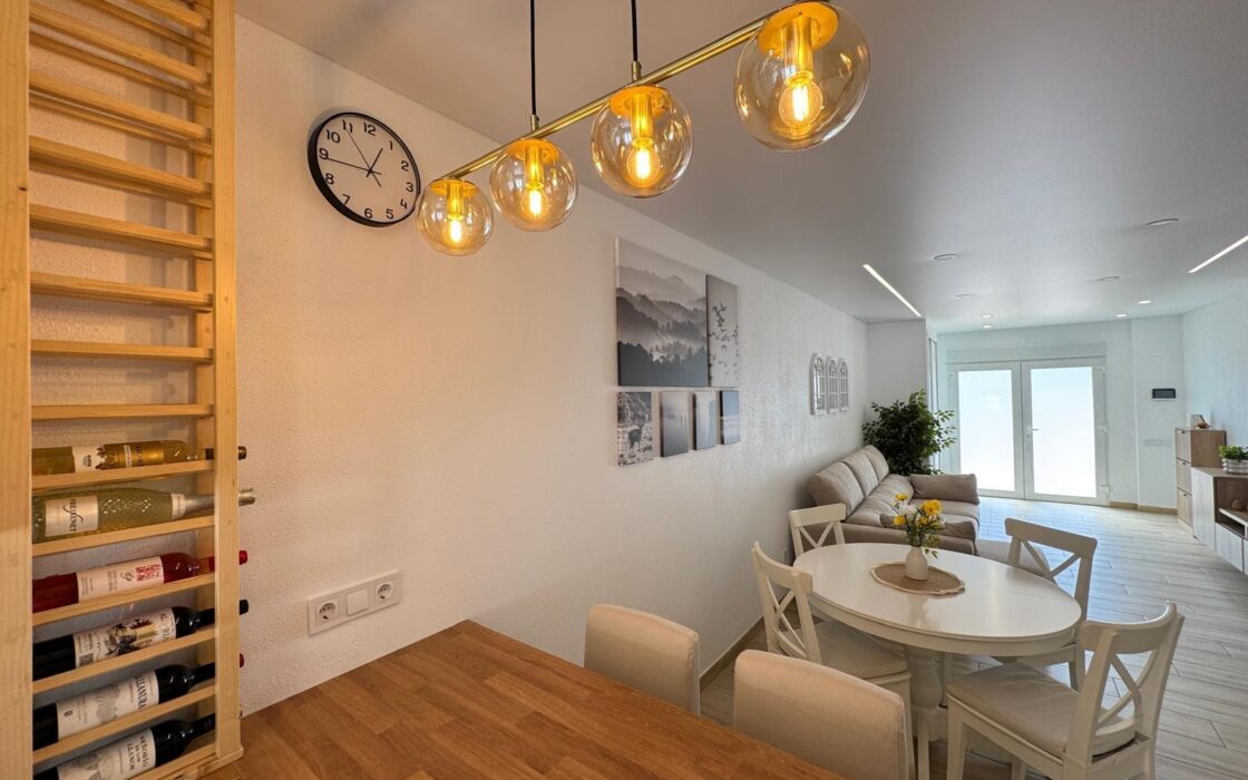 Таунхаус с террасами и бассейном в Коста Бланка 75 кв.м