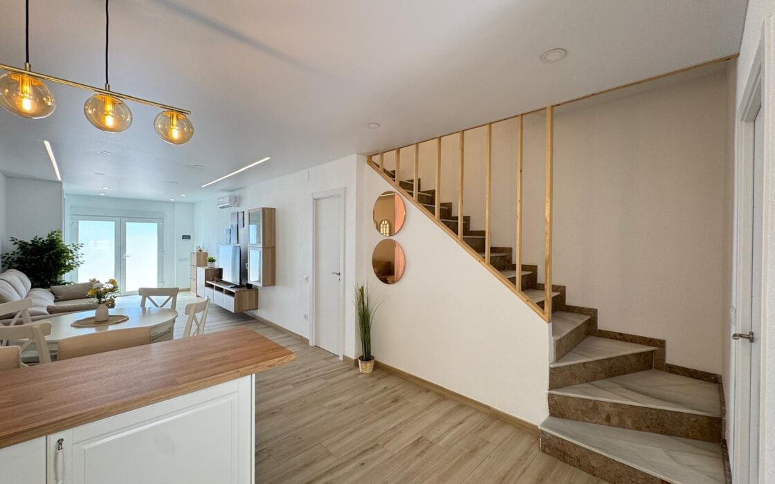 Таунхаус с террасами и бассейном в Коста Бланка 75 кв.м