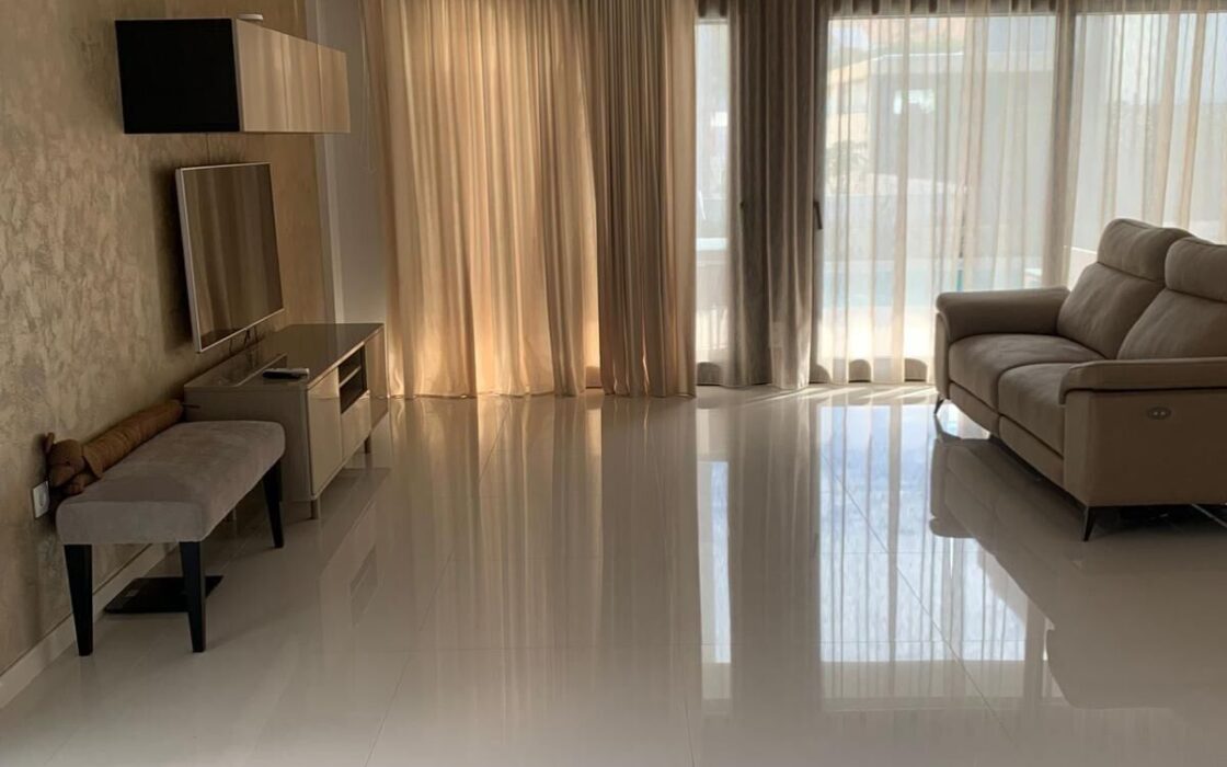 Вилла в Ориуэла Коста 200 кв.м с террасой у моря