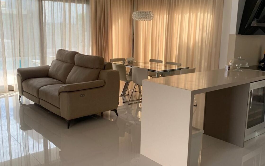 Вилла в Ориуэла Коста 200 кв.м с террасой у моря