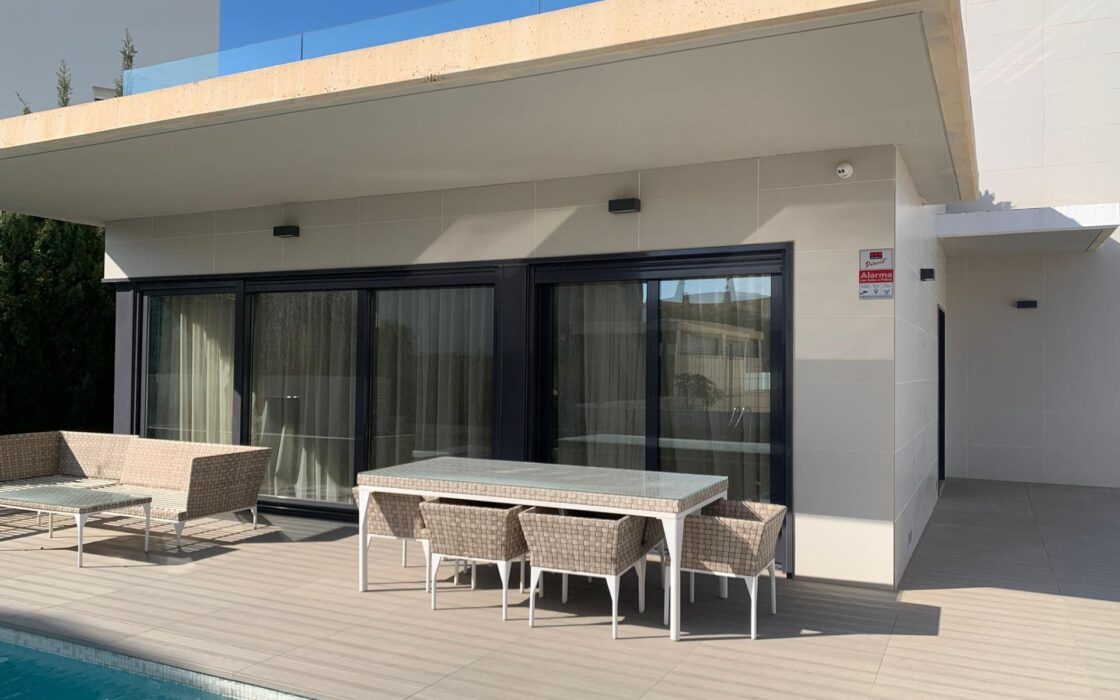 Вилла в Ориуэла Коста 200 кв.м с террасой у моря