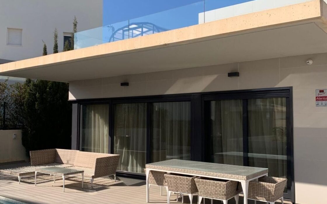 Вилла в Ориуэла Коста 200 кв.м с террасой у моря