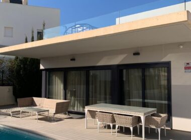 Вилла в Ориуэла Коста 200 кв.м с террасой у моря