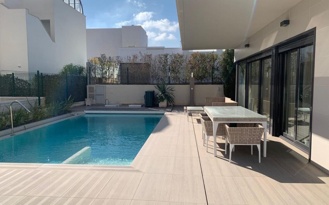 Вилла в Ориуэла Коста 200 кв.м с террасой у моря