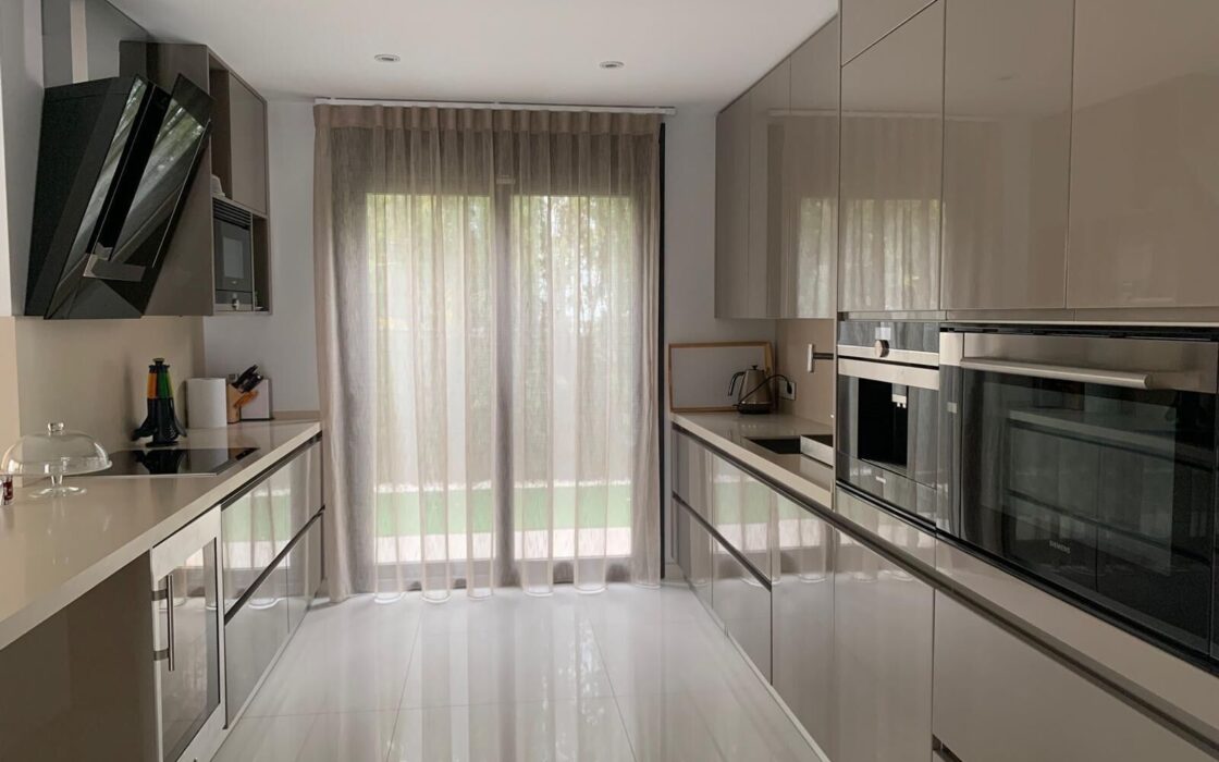 Вилла в Ориуэла Коста 200 кв.м с террасой у моря