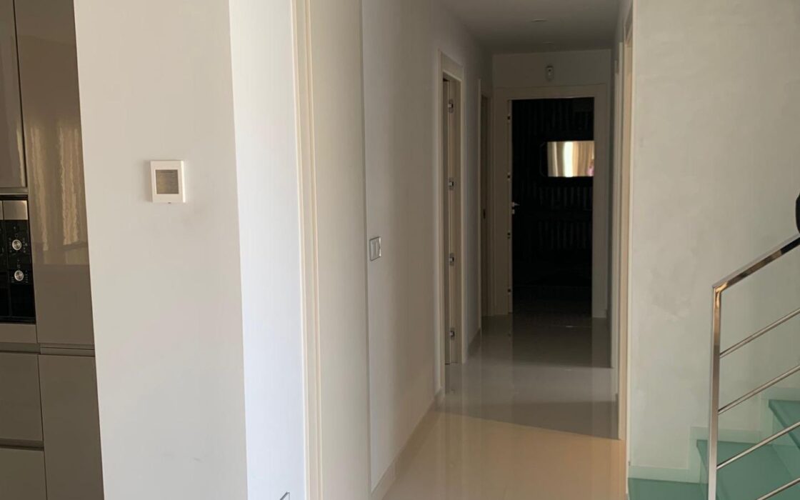 Вилла в Ориуэла Коста 200 кв.м с террасой у моря