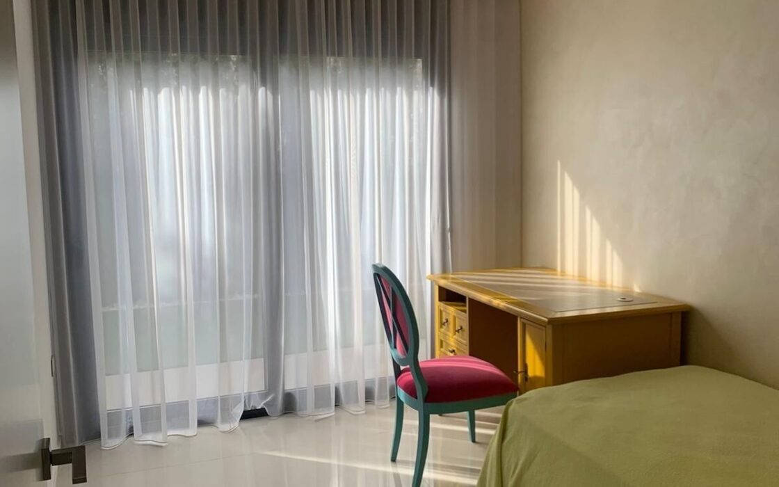 Вилла в Ориуэла Коста 200 кв.м с террасой у моря