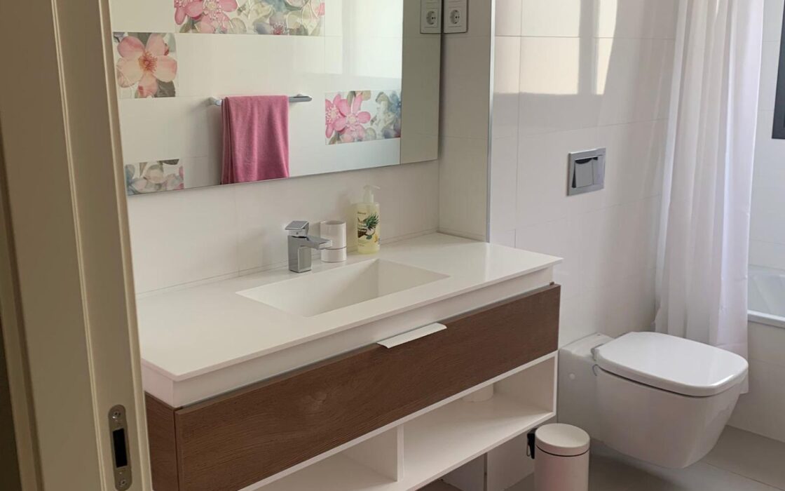 Вилла в Ориуэла Коста 200 кв.м с террасой у моря