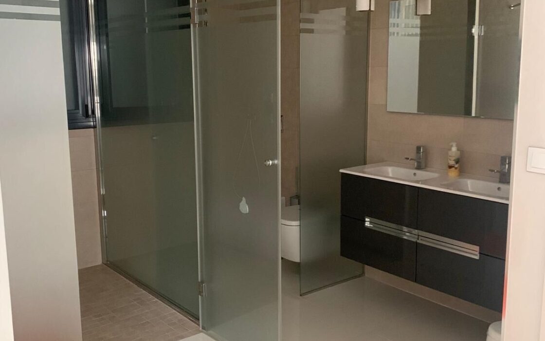 Вилла в Ориуэла Коста 200 кв.м с террасой у моря