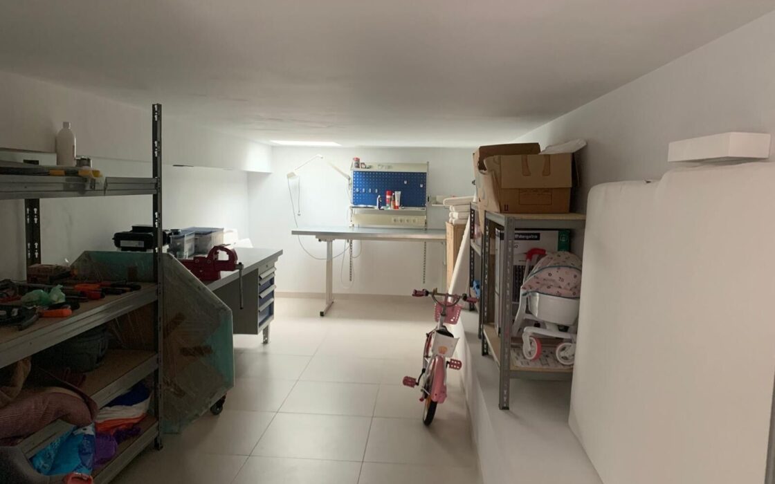 Вилла в Ориуэла Коста 200 кв.м с террасой у моря