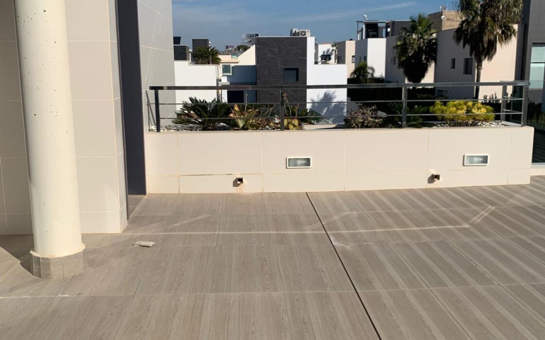 Вилла в Ориуэла Коста 200 кв.м с террасой у моря