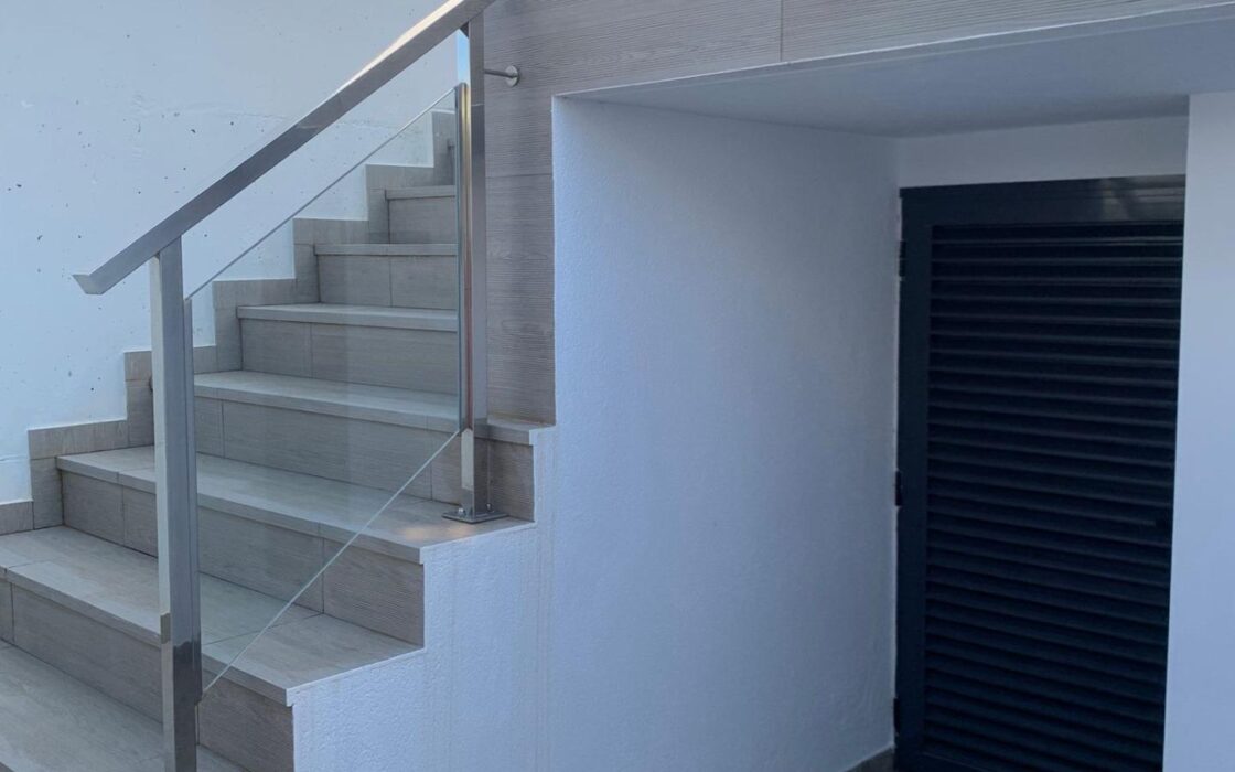 Вилла в Ориуэла Коста 200 кв.м с террасой у моря