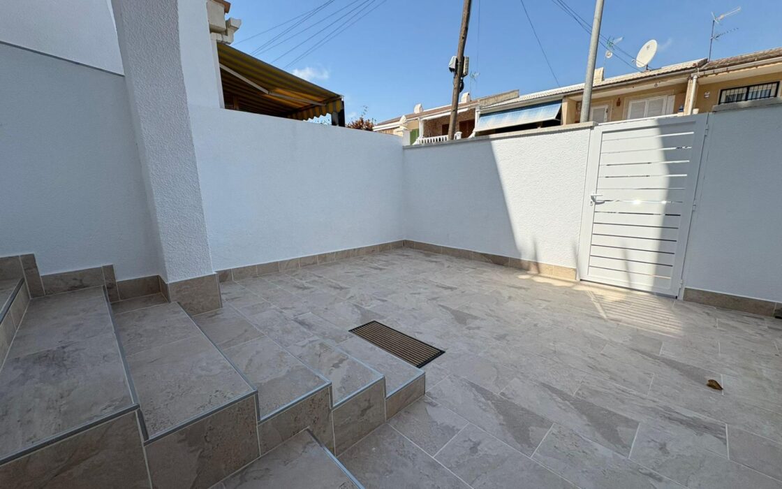 Ремонтированный дом с террасами в Коста Бланка 3 спальни