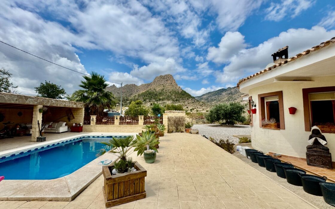 Уютный загородный дом в Рельеу с террасой и бассейном 135 кв.м