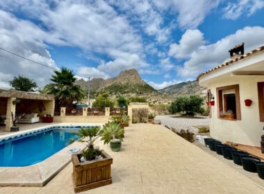 Уютный загородный дом в Рельеу с террасой и бассейном 135 кв.м