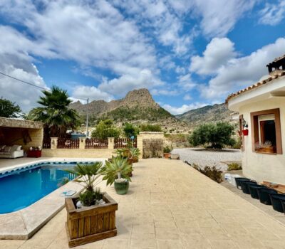 Затишний заміський будинок у Рельеу з терасою та басейном 135 кв.м