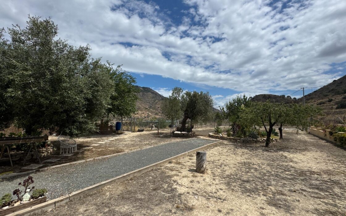 Уютный загородный дом в Рельеу с террасой и бассейном 135 кв.м