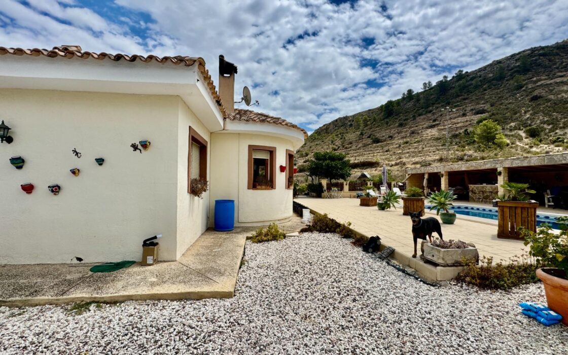 Уютный загородный дом в Рельеу с террасой и бассейном 135 кв.м