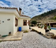 Уютный загородный дом в Рельеу с террасой и бассейном 135 кв.м