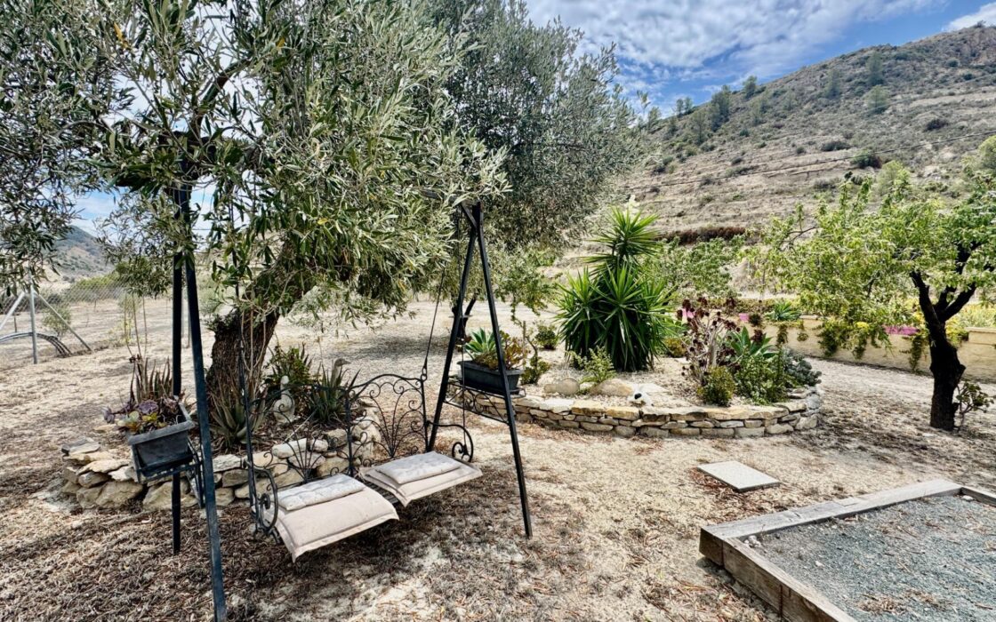 Уютный загородный дом в Рельеу с террасой и бассейном 135 кв.м