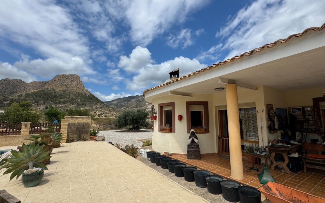 Уютный загородный дом в Рельеу с террасой и бассейном 135 кв.м