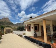 Уютный загородный дом в Рельеу с террасой и бассейном 135 кв.м