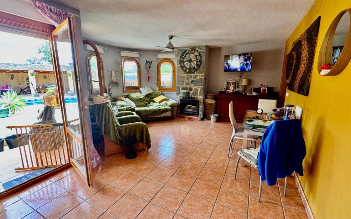 Уютный загородный дом в Рельеу с террасой и бассейном 135 кв.м