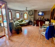 Уютный загородный дом в Рельеу с террасой и бассейном 135 кв.м