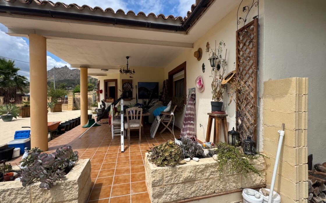 Уютный загородный дом в Рельеу с террасой и бассейном 135 кв.м