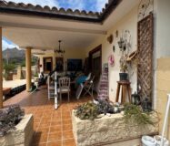 Уютный загородный дом в Рельеу с террасой и бассейном 135 кв.м