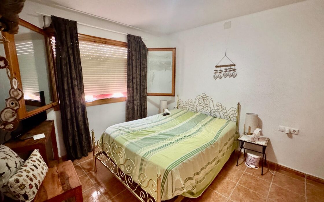 Уютный загородный дом в Рельеу с террасой и бассейном 135 кв.м