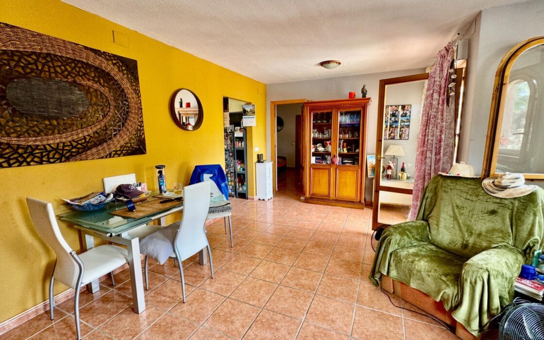 Уютный загородный дом в Рельеу с террасой и бассейном 135 кв.м