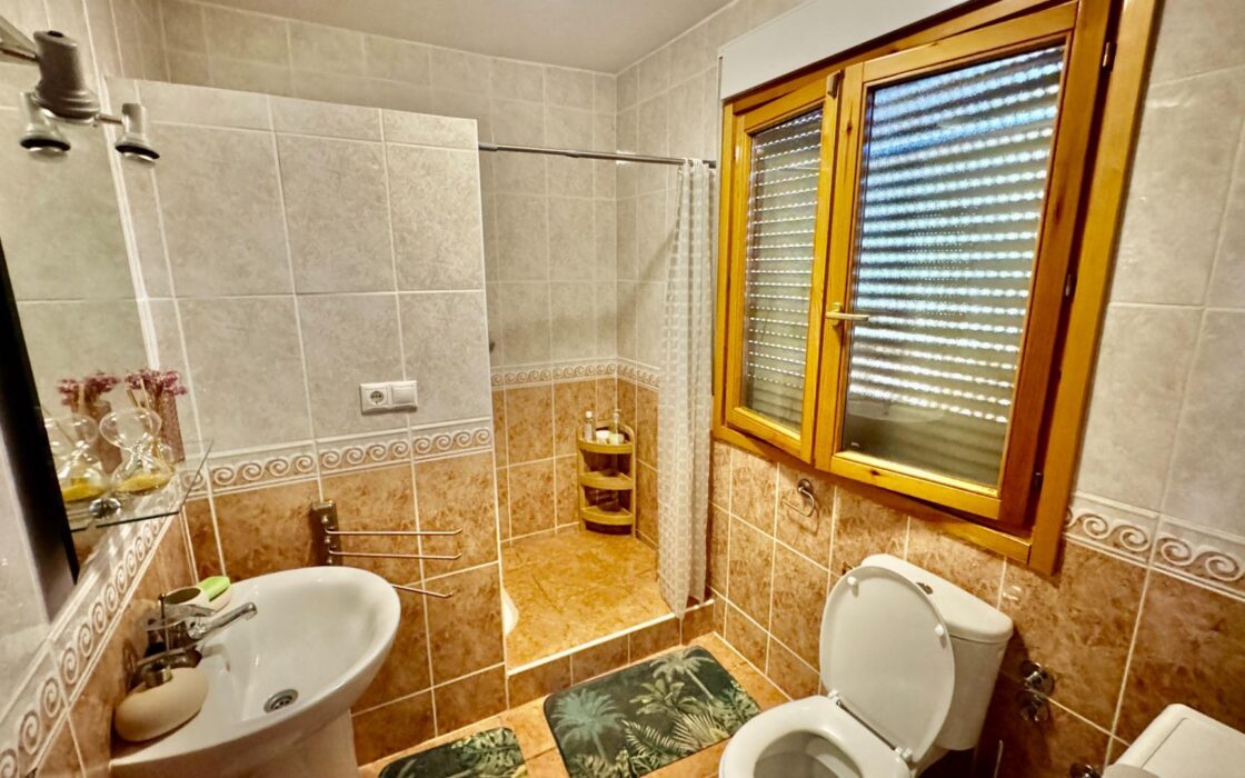 Уютный загородный дом в Рельеу с террасой и бассейном 135 кв.м