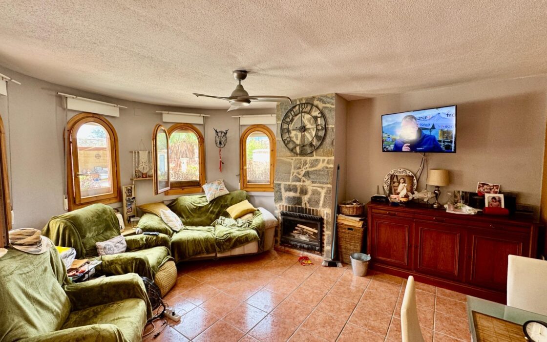 Уютный загородный дом в Рельеу с террасой и бассейном 135 кв.м