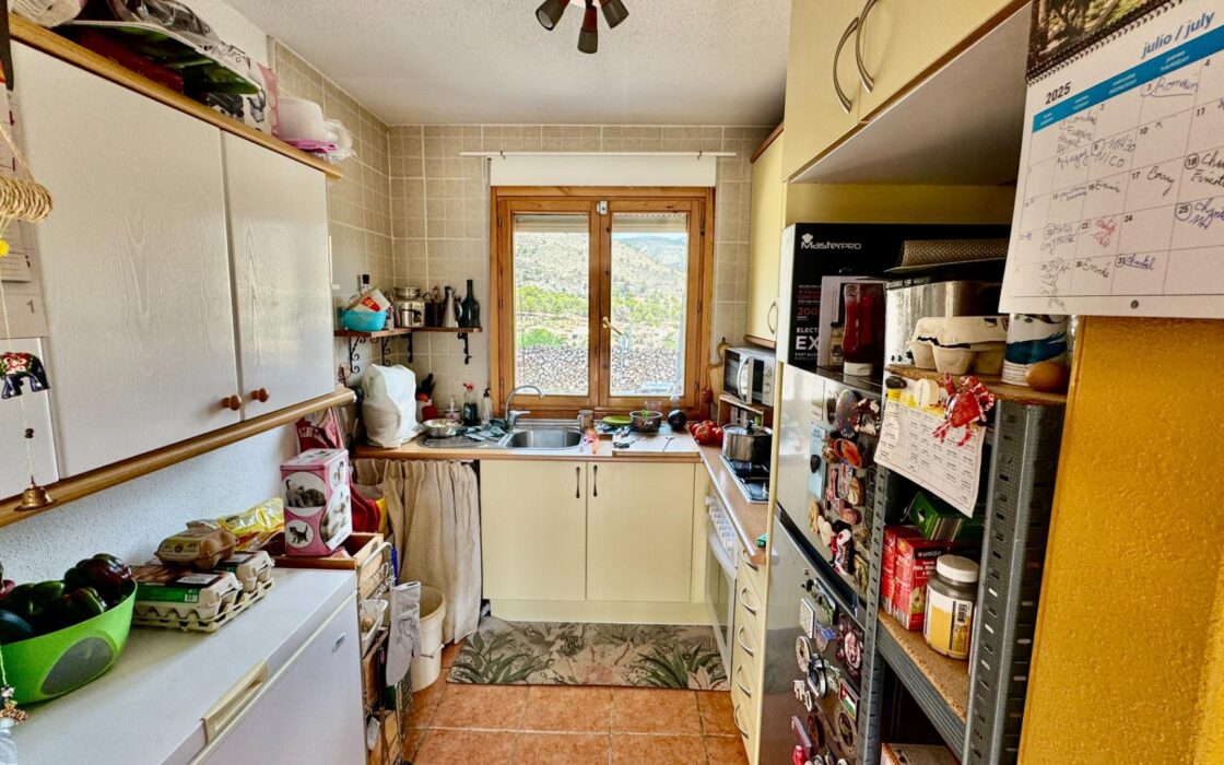 Уютный загородный дом в Рельеу с террасой и бассейном 135 кв.м