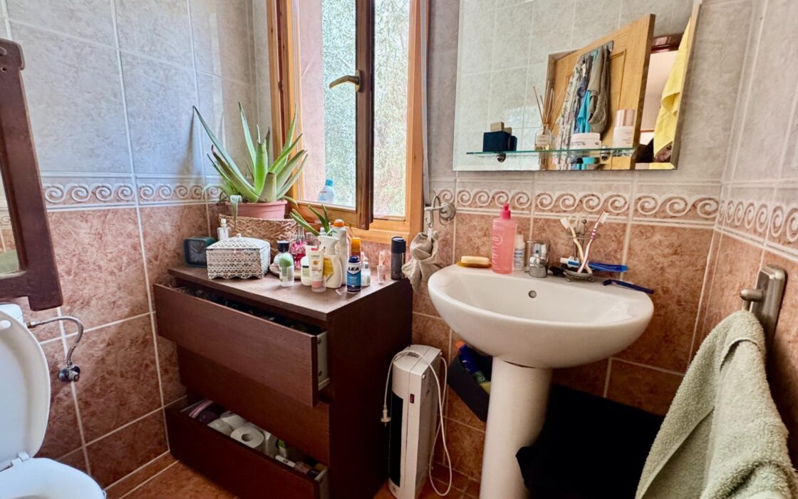 Уютный загородный дом в Рельеу с террасой и бассейном 135 кв.м