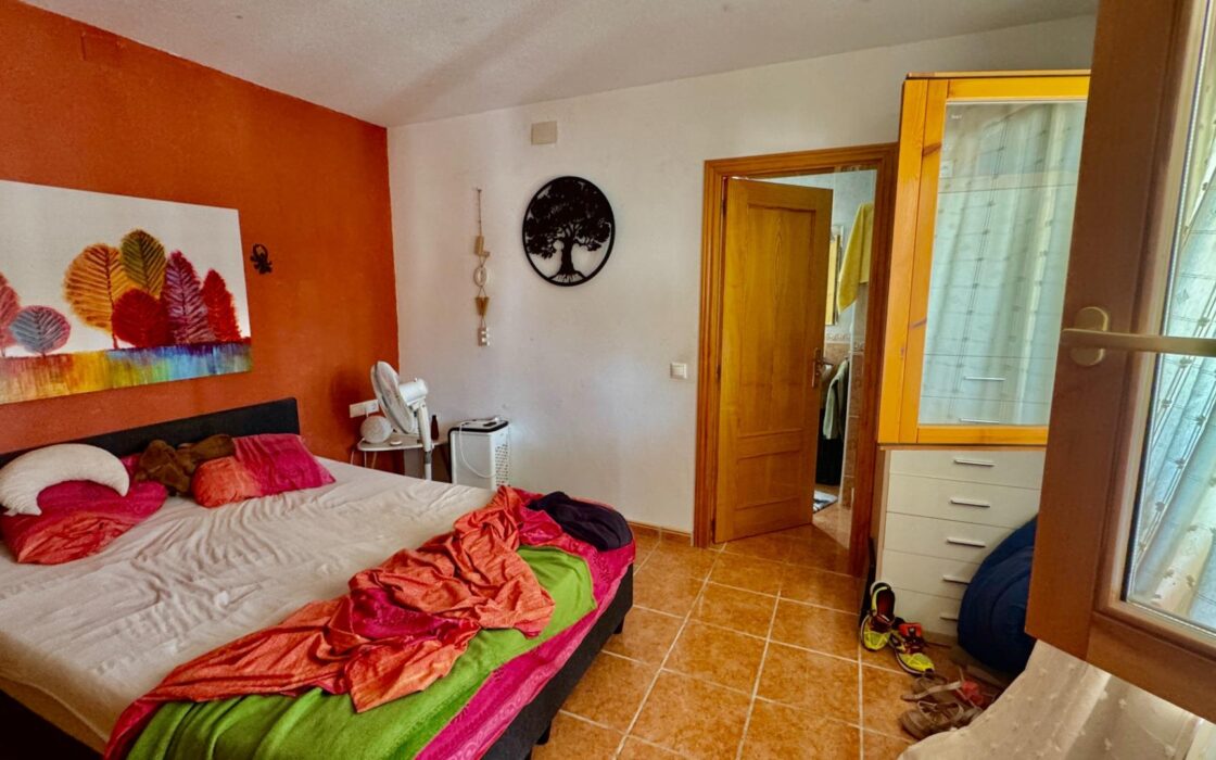 Уютный загородный дом в Рельеу с террасой и бассейном 135 кв.м