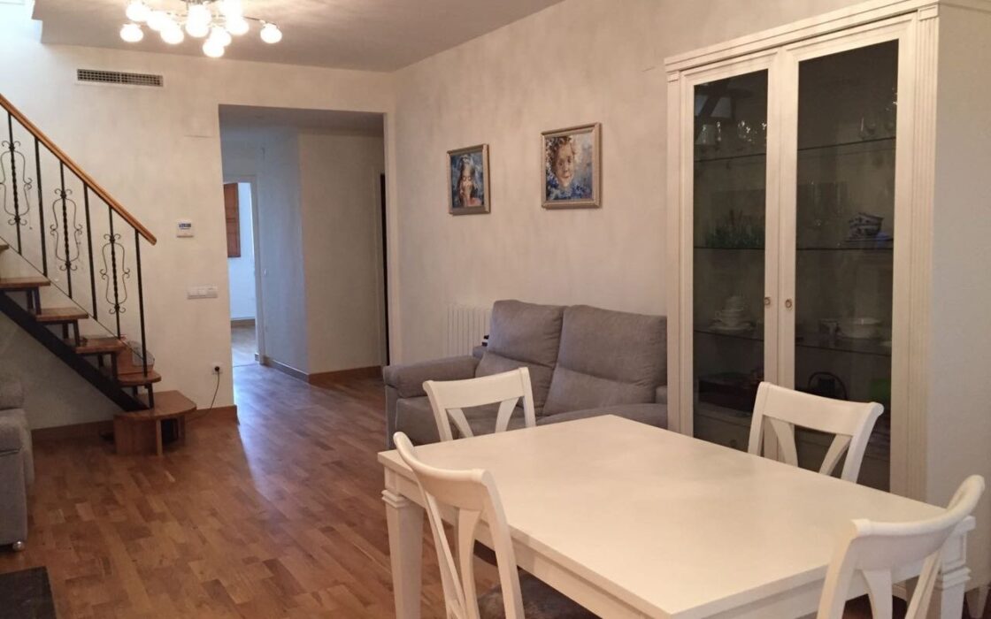 Дуплексный пентхаус 120 кв.м у моря в Порт Саплая