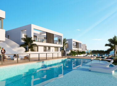 Таунхаусы с 3 спальнями у моря в Ривьера-дель-Соль, 132 кв.м