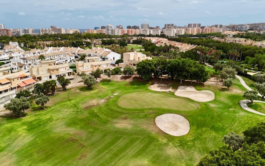 Дом в Аликанте 288 кв.м с террасой рядом с морем