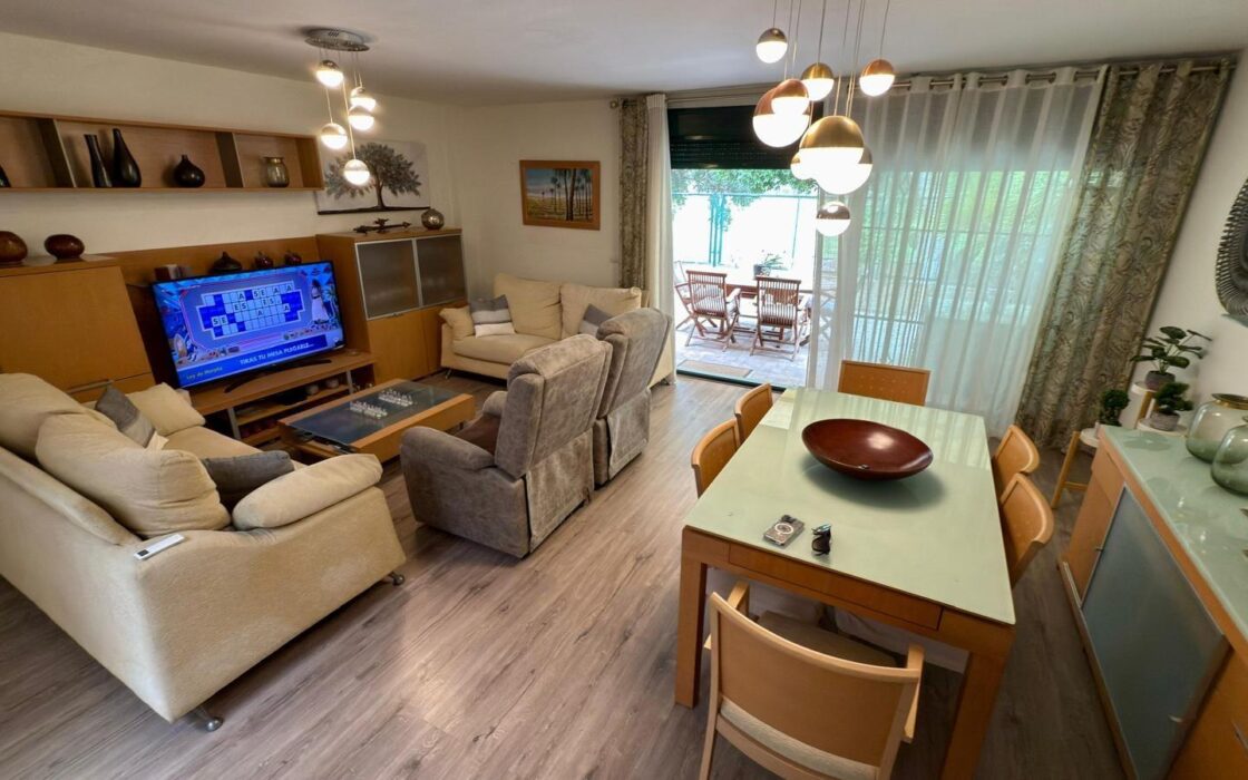 Дом в Аликанте 288 кв.м с террасой рядом с морем