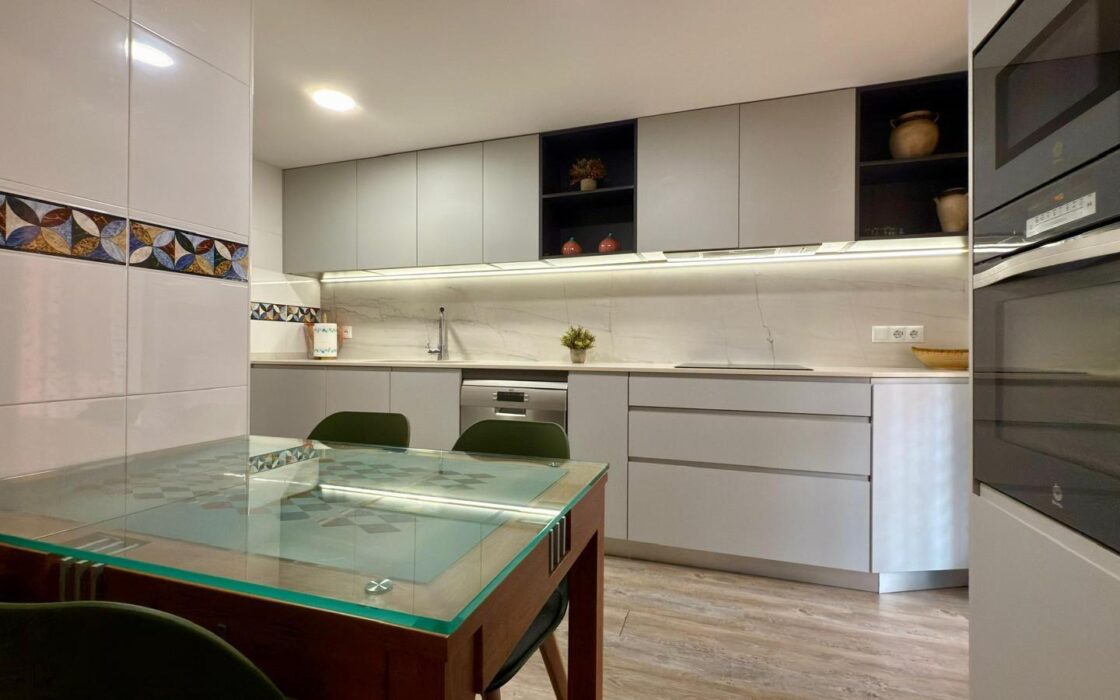 Дом в Аликанте 288 кв.м с террасой рядом с морем